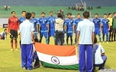 INDIA BEAT PAKISTAN TO BEGIN TITLE DEFENCE