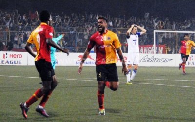 ROBIN SCORES TO CLINCH A WIN AGAINST THE BLUES