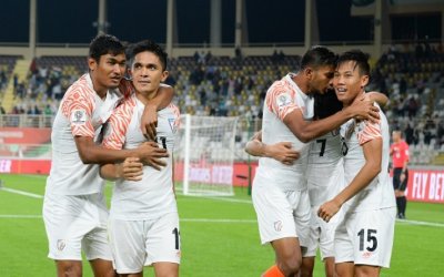 THE GAME BECOMES MORE BEAUTIFUL WHEN TIGERS ROAR